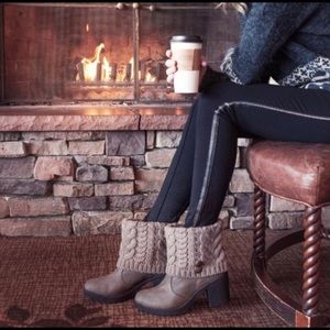 MUKLUKS brown heeled boots